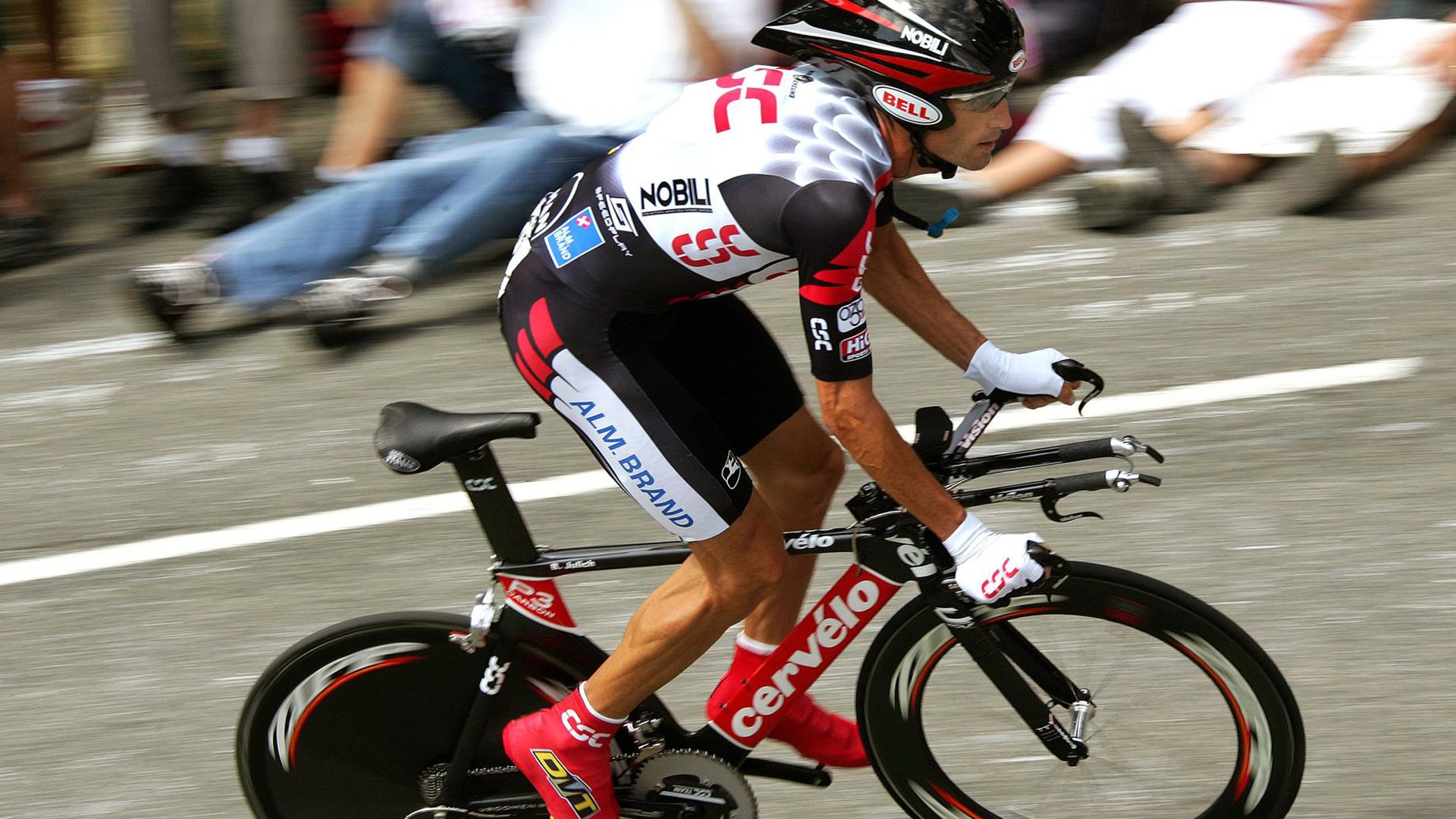 跨界风暴,当锡安在F1赛道接管比赛,老鹰已在NBA完胜爵士